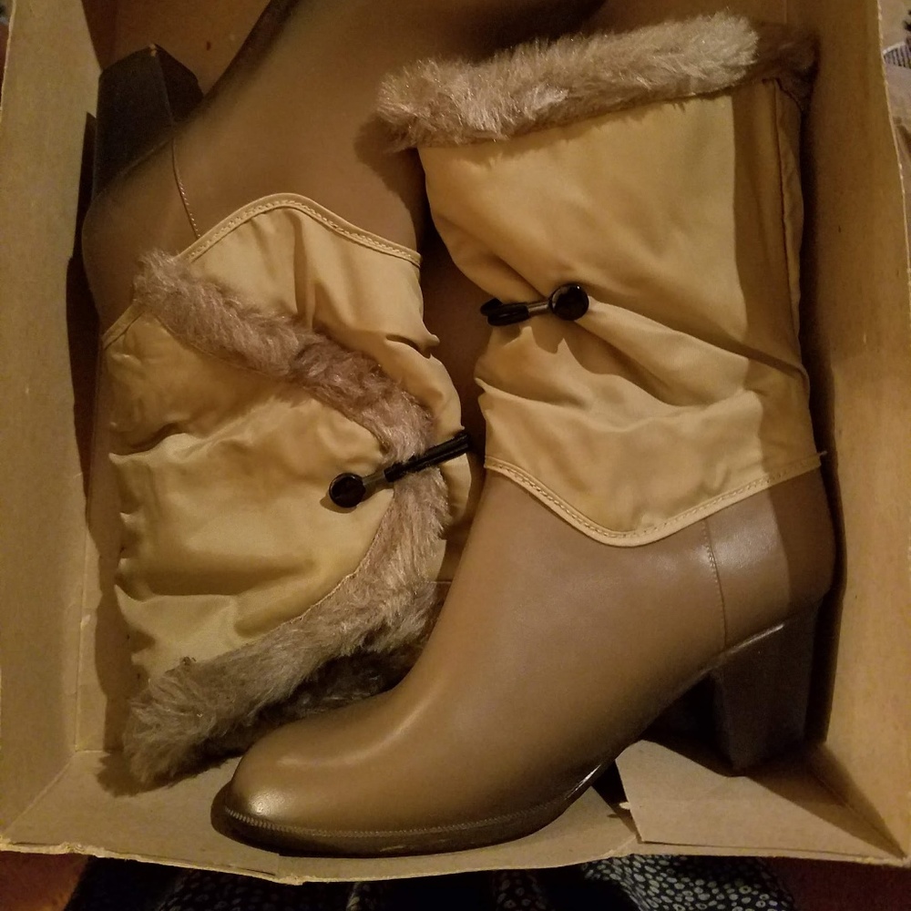 Womens Tan Fur Boots. Size 7.